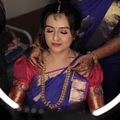 Chinmayi's varpooje look was absolutely captivating. We went for a dramatic smokey eye and a soft pink lip to complement her royal blue and pink Kanjeevaram saree.