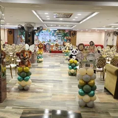 Welcome to the jungle. This party entrance is lined with fun animal balloon pillars, including tigers and pandas, leading guests into a wild safari adventure.