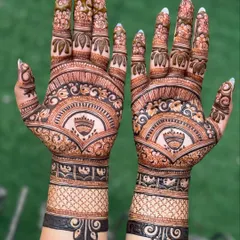 This design features a bold cuff pattern with a net-like filling, paired with a beautiful motif at the top. The fingers have delicate floral patterns, creating a balanced and stylish look.