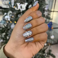 A sparkling winter-themed set perfect for the holidays. The holographic silver glitter is paired with a delicate snowflake accent nail for a touch of Christmas magic.