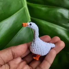 My crochet goose keychain, inspired by the Untitled Goose Game. This little guy is ready to cause some chaos, but he's also a very cute and loyal companion for your keys.