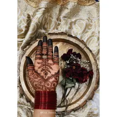 An artistic shot of a simple yet elegant back-of-hand design, perfect for any party.