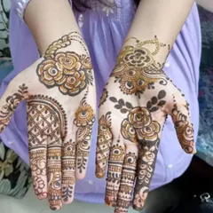 I created this beautiful floral Arabic design for an Eid celebration. The patterns are different on each hand, creating a unique and stylish look.