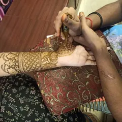 A close-up of my application process. I hold the client's hand steady to ensure clean, sharp lines, which is essential for creating detailed patterns and portraits. Your comfort and the quality of the art are my top priorities.