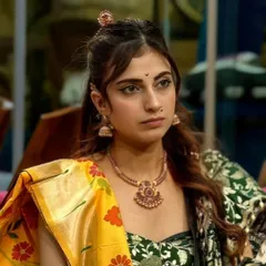 A full look of Farrhana Bhatt wearing our antique set. The jewellery perfectly complements her traditional attire, showcasing a timeless and elegant style.