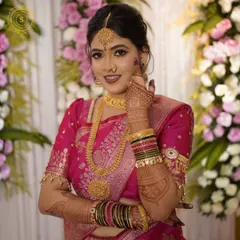 Happy customers, happy us! This client looks absolutely radiant in our traditional South Indian rental jewellery, perfect for her wedding day.