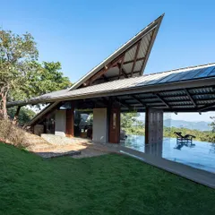 The design of the Lateral Verandah House creates a powerful connection to the outdoors, with the living space flowing directly onto a grassy lawn and pool deck.