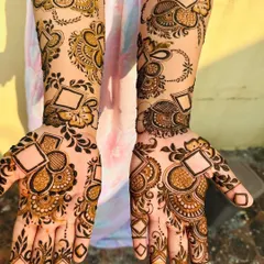For a more modern look, I create contemporary henna designs like this Dubai-style pattern. It uses bold geometric shapes, clean lines, and open spaces for a chic and stylish effect that looks stunning.