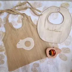 Another beautiful newborn gift set from our collaboration with Sankalpa Art Village. This one features a top made from Kora cotton dyed with harada, paired with a bib and a bear-shaped wooden rattle, combining two sustainable craft traditions.