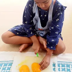 This young chef is focused on slicing mangoes for our group activity. Each child gets to participate in the process, from preparation to the final delicious result.