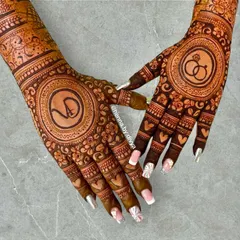 A beautiful back-hand design for an engagement. It features the couple's monogram 'VD' and a symbol of intertwined rings, surrounded by floral and heart patterns.