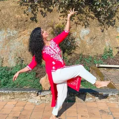 Finding a moment to reconnect with my classical roots in the beautiful outdoors of Coorg. This semi-classical pose, with graceful hand mudras and form, shows the blend of elegance and expression I teach in my fusion classes.
