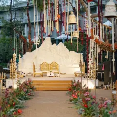 Inspired by the divine love of Shiva and Parvati, this ceremony featured a custom-sculpted backdrop. The aisle was lined with illuminated trishuls and chiming bells, creating a deeply spiritual and personal atmosphere.