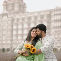 A tender moment in front of the iconic Taj Mahal Palace Hotel in Mumbai. The sunflowers add a bright, happy element to this classic portrait.