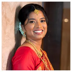 The beautiful Malayali bride, Jisha. Her look was all about celebrating tradition with gold hues on the eyes, fresh mogra in her hair, and a radiant, skin-like finish that glowed with happiness.