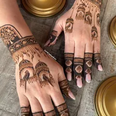 A unique and artistic design with birds in hanging cages. This modern interpretation of traditional themes is perfect for someone looking for something different.