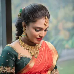 A close up of the traditional baby shower makeup for Archana. You can see the detail in the eye makeup and how the gold jewelry is perfectly balanced with the warm tones on her skin.