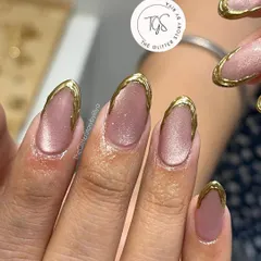 A close-up of a "gold-dipped" look, where I've created a thick, textured gold chrome border around a shimmery cat-eye base.