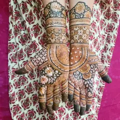 I love how the elements in this floral henna set complement each other without being a perfect mirror image. It creates a dynamic and balanced look across both hands.