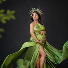 The final result of our goddess session. A powerful and graceful portrait of the mother-to-be, radiating strength and beauty.