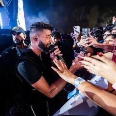 I bridge the gap between the artist and the fans. Here's AP Dhillon getting up close with the crowd, creating an intimate moment amidst a massive concert. It's all about that personal connection and raw energy.