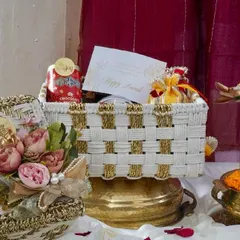 A closer look at the elegant white and gold woven basket from our Rang & Noor collection. It’s filled with chocolates, festive potlis, and a personalized Diwali card, ready to delight.