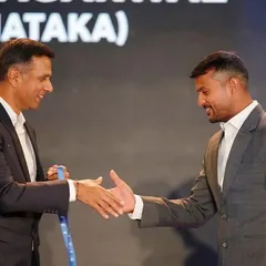 Mayank Agarwal receiving an award from the legendary Rahul Dravid. It is a joy to see my students get recognized at the highest level.
