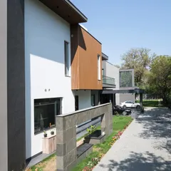 The south facade of Triveni Farmhouse was designed as a compact yet impactful first impression. We used the same contemporary language of projecting volumes and contrasting materials as the main facade, scaled proportionately to create a balanced and linear form.
