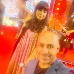 A selfie moment with the incredibly talented singer Shilpa Rao before our performance. I was managing the DJ duties for this show featuring her and her live band.
