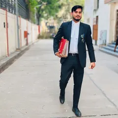 On my way to a hearing with the necessary case files. I provide legal support right from the investigation stage, ensuring my client's rights are protected from the very beginning.