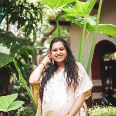 Using the large, dramatic leaves of the garden as a natural frame, this solo portrait feels both grand and intimate. The mother-to-be's gentle smile and pose create a beautiful image of tranquility and maternal grace.