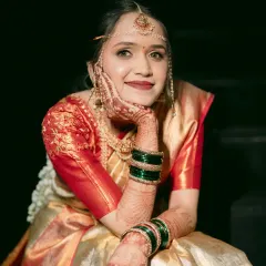 Tradition wrapped in glam. This Maharashtrian queen glows with soft glam makeup that enhances her features, perfectly complementing her Kanjivaram saree and temple jewellery.