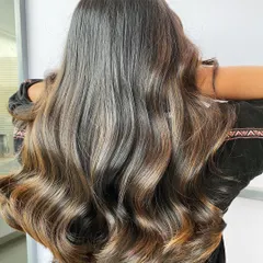 A beautiful demonstration of a balayage created by one of our students. Our courses focus on this popular freehand painting technique to create natural, sun-kissed effects.