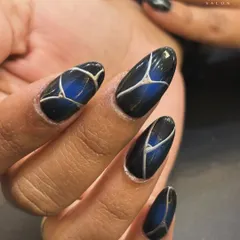 A close-up view of our geometric cat-eye design. You can really see the depth and dimension the magnetic polish creates, shifting in the light for a truly dynamic effect.