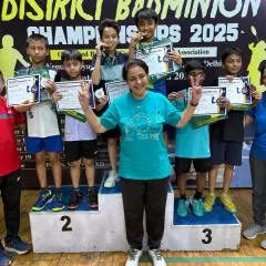 Our young players celebrating their victories at the District Badminton Championships. Seeing them on the podium with their medals is the best reward for all the hard work they put in during training.