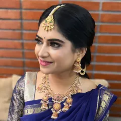 This client looks radiant in a classic Kemp stone necklace set. The layered design with the choker and longer necklace is a timeless choice for South Indian brides, and it's available to rent from my collection.