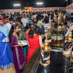 I can comfortably handle very large crowds. This photo shows guests enjoying the royal buffet at a wedding with over 900 people, ensuring a smooth flow and happy guests.