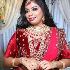A full-frontal view of this stunning North Indian bridal look. The layered necklaces and hand jewellery complete the ensemble, making her look like royalty.