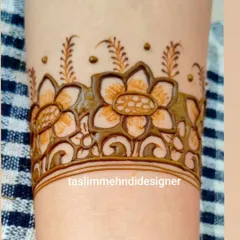 A close-up of a floral armband design. The bold flowers with detailed centers create a beautiful and modern look.