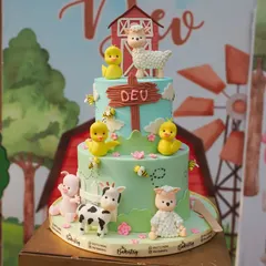 A close-up of the incredible farm-themed birthday cake. We make sure to photograph the edible art, complete with adorable animal figures, that ties the whole theme together.
