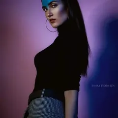Using bold color blocking for a striking effect. A simple, solid patch of blue on the forehead becomes the main focus, creating a minimalist yet powerful avant-garde statement.