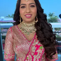A gorgeous wedding look for my client. I used a combination of soft pinks and golds on the eyes to complement her pink and green outfit, paired with loose waves for an effortlessly glamorous feel.