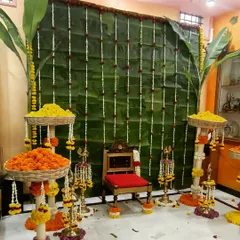 I create authentic and intimate setups for home-based pujas and baby showers. This decor uses a traditional banana leaf backdrop, fresh marigold garlands, and a decorated chair for the mom-to-be, bringing timeless traditions to your space.