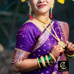 A beautiful, smiling bride from Malvan showing off her dark mehendi stain on her wedding day. She looks absolutely radiant in her traditional attire.