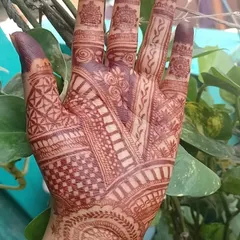 I'm in love with how this stain developed. The contrast between the delicate lines and the deep colour on the palm is just beautiful.