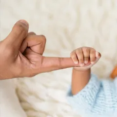 Another beautiful take on the 'hand-in-finger' pose. The soft, fluffy background adds to the gentle and delicate feel of the photo.