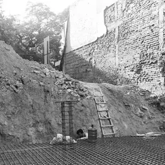 The beginning of a new project in New Delhi, with the steel mesh for the foundation laid out. This grid of rebar is the hidden skeleton that gives the concrete structure its strength.