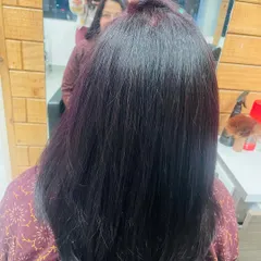 For this client, we went with a gorgeous, uniform global hair colour. This shade of deep burgundy gives her a sophisticated and bold new look.