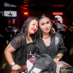 The ladies looking stylish at the bar. The crowd at my events always comes with great energy and style.