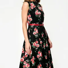 Our black floral A-line dress is a timeless choice for daytime events, brunches, or semi-formal parties. The classic cut is flattering on many body types, and the rose print adds a touch of romantic charm.